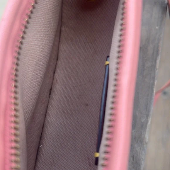 Coach pink handbag with leather and gold colored hardware - Picture 3 of 8